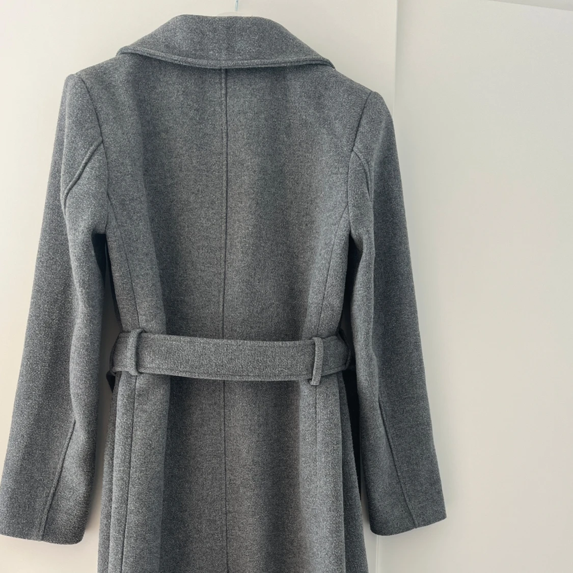 Grå kappa med bälte och knappar - 2
