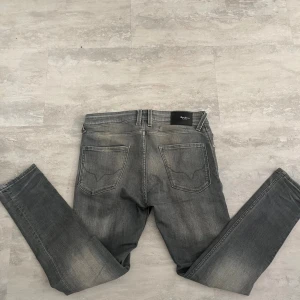 Pepe  jeans med slim fit - Snygga grå jeans från pepe med lite slitningar och tvättad look. Jeansen är i bra skick8/10. Hör av er vid frågor!