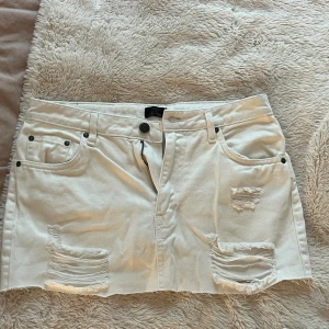 Vit jeanskjol  - Säljer en vit kort jeanskjol från NLY Jeans. Snygg och bekväm utan defekter💕
