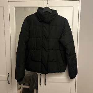 Svart jacka - Jacka från dobber, står att det är stolek xs men skulle säga stt det är som en storlek M.