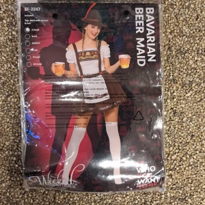 Bavarian Beer Maid klänning Wicked - Rolig Bavarian Beer Maid klänning från Wicked Costumes. Kort modell med vit topp, puffärmar och bruna hängslen med broderade detaljer. Kjolen är brun med vit förklädesdel och blommiga band. Perfekt för temafest eller oktoberfest!