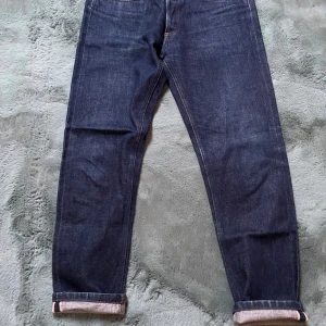 A.P.C Selvedge Jeans - Säljer mina näst intill helt nya jeans från APC. Jeansen har knappast fått fades vilket gör det kul att göra dina egna personliga fades. Storlek 30.