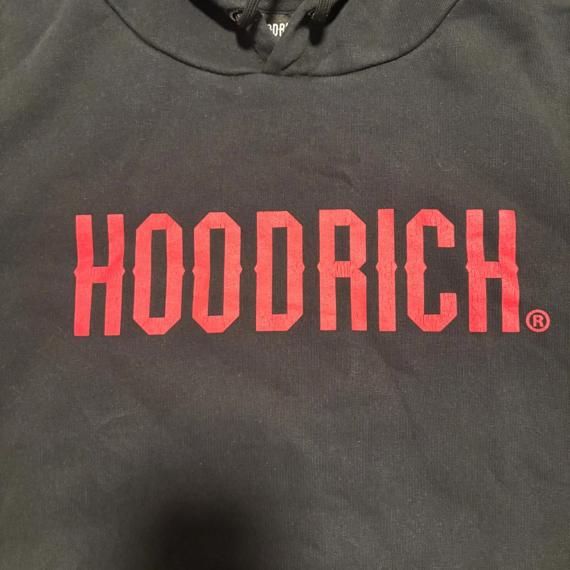 Svart hoodie från Hoodrich med röd logga - 1