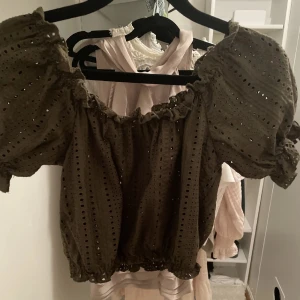 Grön topp - Super snygg grön topp som passar perfekt till vardag men även fest ! Använd en gång så i super bra skick. Bara att fråga efter fler bilder om du vill ha 😊