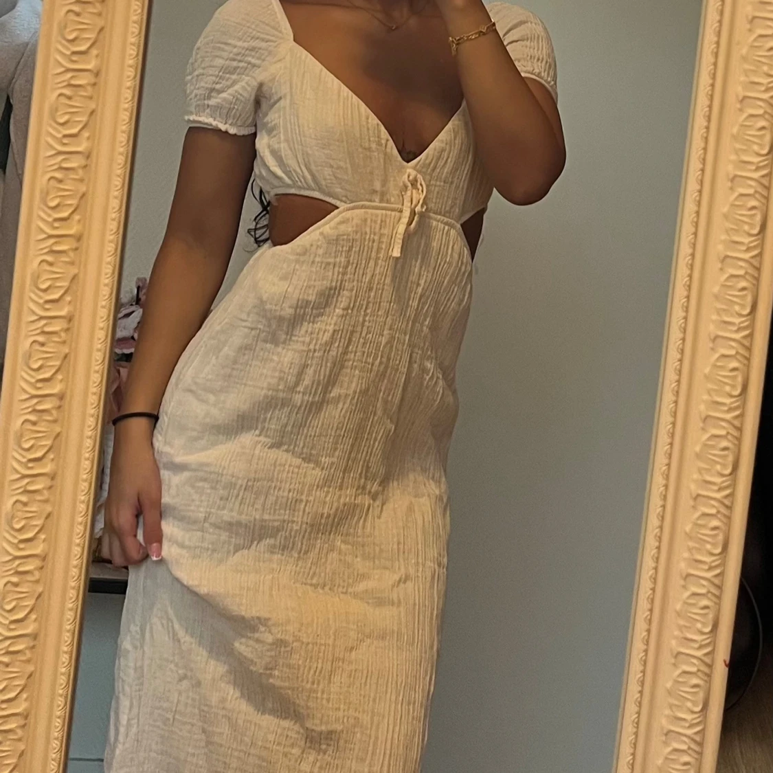 Vit omlottklänning med cut-outs