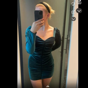 Grön sammetsklänning  - Säljer en mörkgrön sammetsklänning i storlek S. Den är i ett jättefint skick då den är helt oanvänd. 