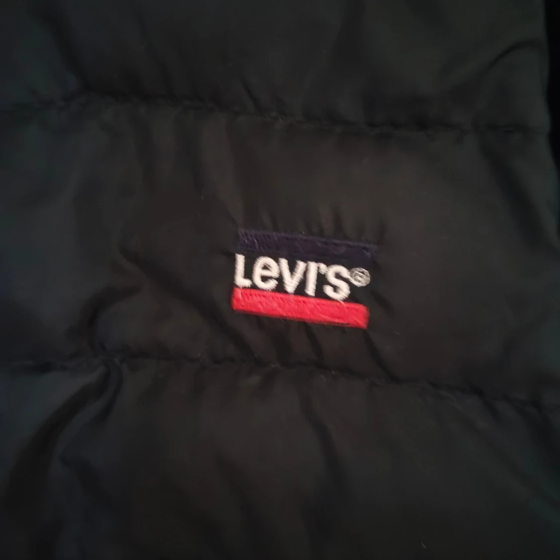 Svart pufferjacka från Levi's med huva - 2