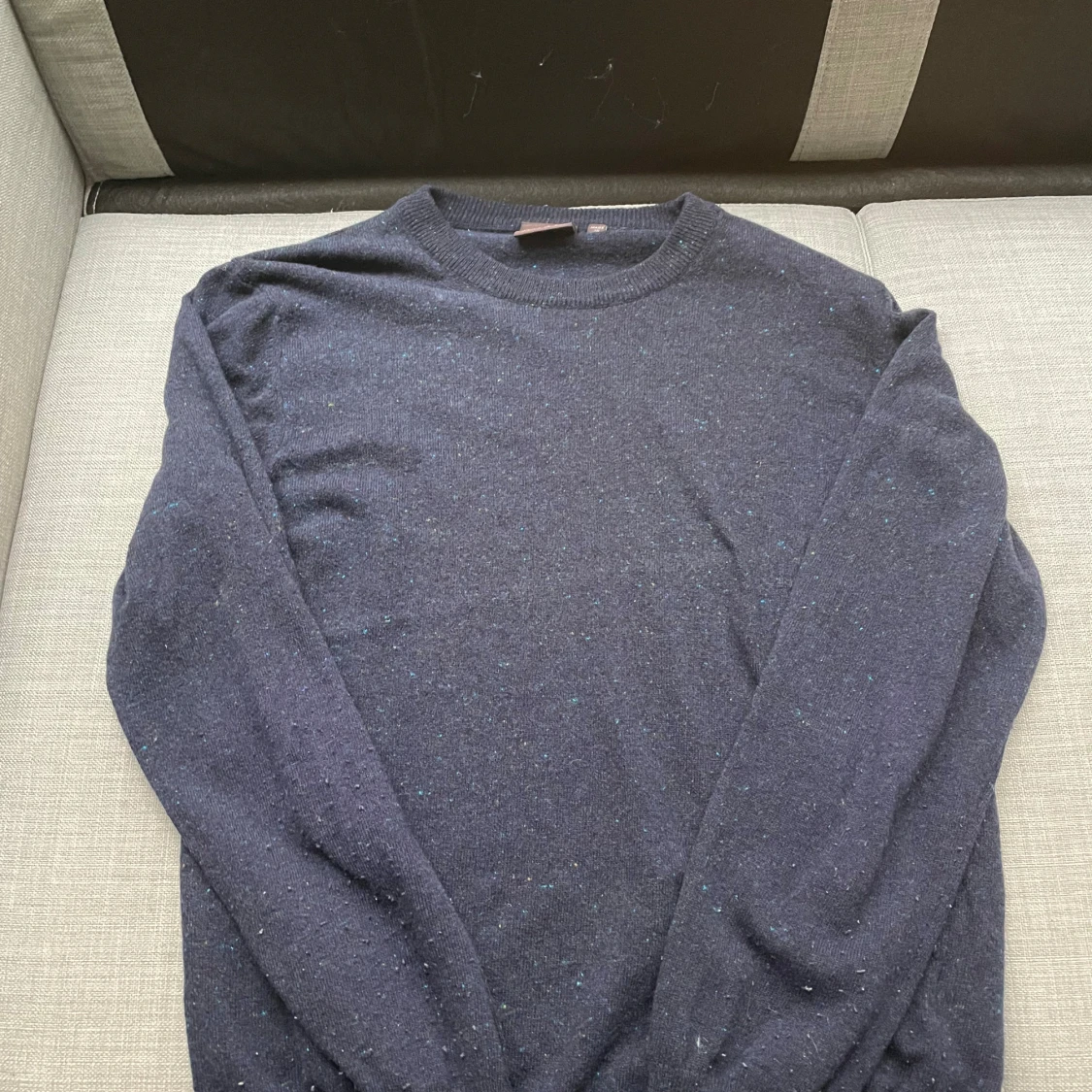Mörkblå stickad tröja Oscar Jacobson