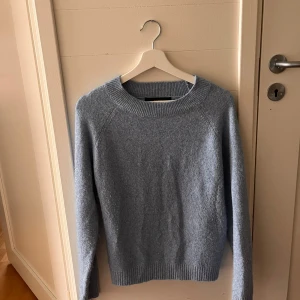 Mysig ljusblå stickad tröja från Vero Moda - Säljer denna ljusblå stickade tröjan från Vero Moda med rund halsringning och ribbade muddar. Aldrig använd och därför i jättebra skick. Super fin färg och känns jätte mjuk och skön. 🍂💗