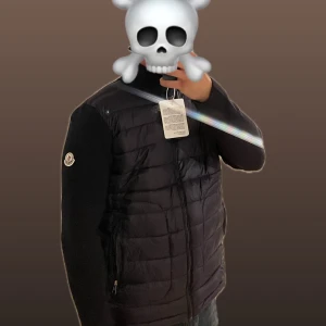 Cardigan - Helt ny! Finns fler bilder bara att fråga 🙌🏼 Levereras  inplastad🤩                                                        Frakt inom 24h⏰📦                                                                    Personen på bilden är 180cm 80kg. 