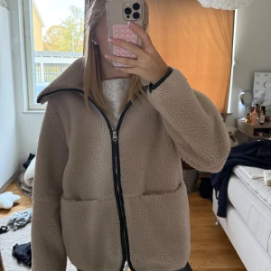 Teddyjacka Arket - Intressekoll på min supersnygga teddyjacka från arket, lägg prisförslag, säljer endast för bra bud💖