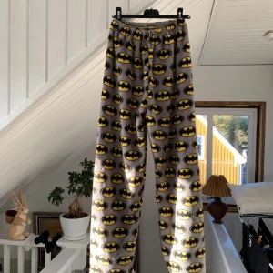Batman byxor - I storlek S och är i ett gosigt filt tyg. Använt få gånger och har inga defekter 💗