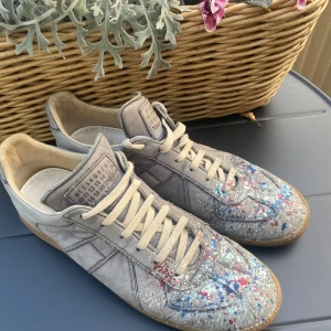 Maison Margiela ”Sälsynta - Ett par sjukt feta och unika Mason Margielas ”Gats” 🌤️ | Mycket bra skick, endast en defekt ( syns på andra bilden) | Givetvis äkta! 
