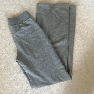 Lager 157 - ”Ebba fitted low waist” - Sköna mjukisbyxor från lager 157. Använda några gånger men inga hål, fläckar eller liknande. Snören sitter inte på. Nypris: 200 kr mitt pris 100 kr 😊