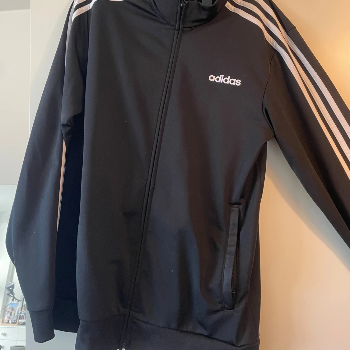 Svart Adidas ziptröja med vita ränder - 2