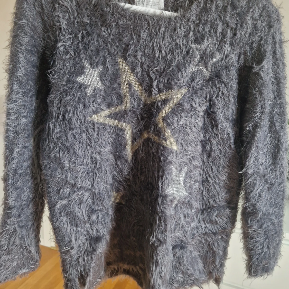 Grå fluffig tröja med stjärnor H&M - 1