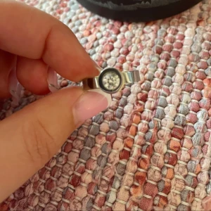 Silverring 16,8 mm - Snygg och stilren silverfärgad ring med en rund, klar sten i mitten. Ringen har en bred, slät design och storleken är 16,8 mm. Perfekt för dig som gillar minimalistiska smycken med lite bling.