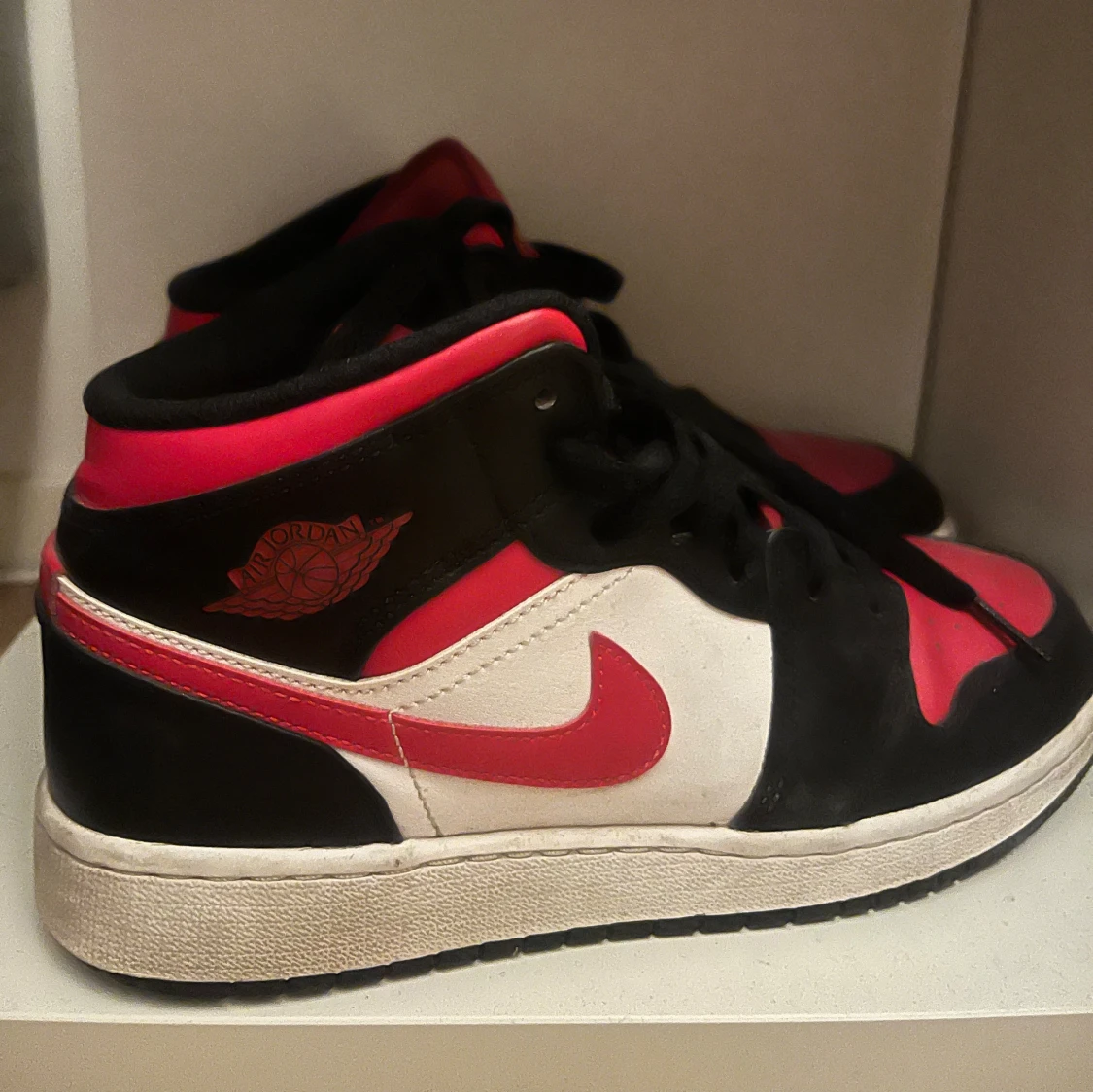 Nike Air Jordan 1 svart/röd/vit