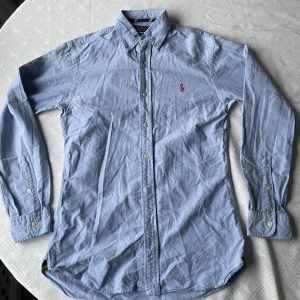 Ralph  - Säljer denna Ralph Lauren skjorta storlek S slim fit | Mycket bra skick | Inga defekter | Pris kan diskuter vid snabb affär | Tveka inte med att ställa frågor 