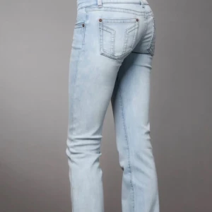 OANVÄNDA - Helt nya jeans från G rise i färgen ice, svin snygga men tyvärr var de lite för små. Lappen är kvar och som sagt är de helt nya jag fick hem dem för några dagar sen bara🥰Det är bara att skriva om flera bilder behövs!! Storlek xs short!!