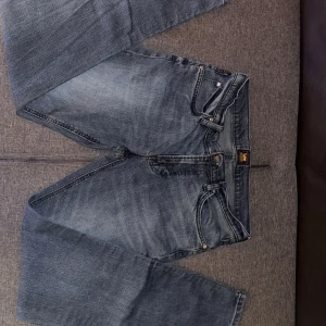  jeans Lee Daren Zip Fly - Säljer ett par klassiska Lee Daren Zip Fly jeans i mellanblå tvätt. Storlek W30 L32