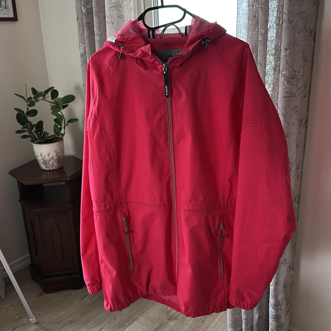 Röd vindjacka från McKinley