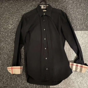 Burberry skjorta  - Säljer denna fräscha Burberry skjorta | skjortan är i Size XS | och i jättebra skick | hör av dig vid minsta lilla fråga eller funderingar! 