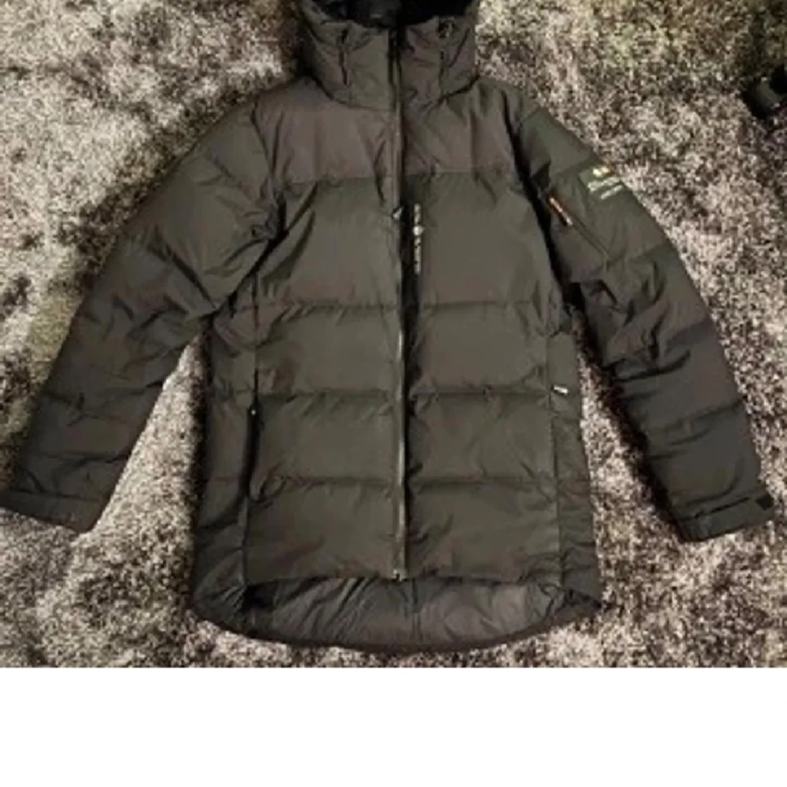 Svart dunjacka från Peak Performance