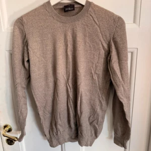 Beige stickad tröja från Oscar Jacobson - Snygg beige stickad tröja från Oscar Jacobson, knappt använd och har kvar att ge. Storlek M men skulle säga att den passar mer som en xs-s kom pm för mer frågor🤠