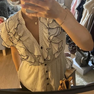 Topp 💞 - Jättefin prickig  topp ifrån hm i storlek 42💞 Är liten i storleken! 💗