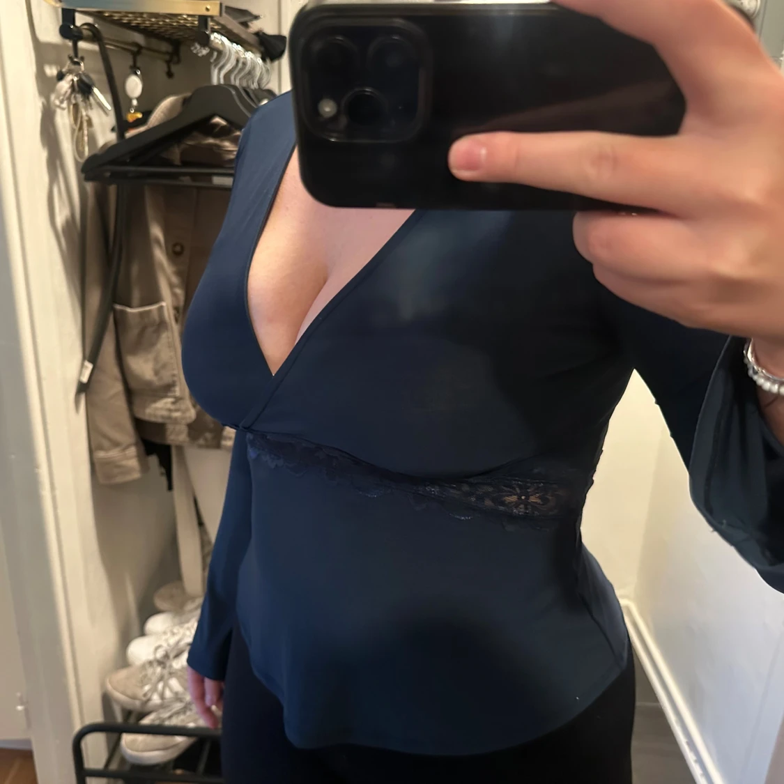 Mörkblå omlottopp med spetsdetalj - 1