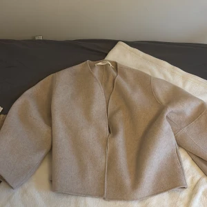 Beige TillaIW jacket från inwear storlek s (36)  - Säljer denna super fina slutsålda TillaIW jacka från inwear i storlek 36. Jätte skön och mysig jacka som funkar perfekt till hösten! Köpte för 3000 kr men säljer för 2000! 
