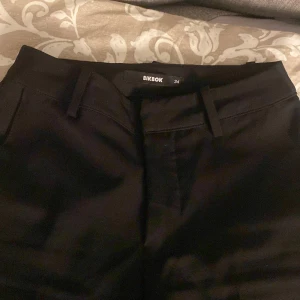 Bikbok Kostymbyxor - Svarta kostymbyxor från Bikbok i storlek 34. Använd fåtal gånger. Har inga fläckar eller något. Har främre fickor .Jätte bra skick!💗