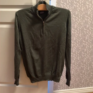 Oscar Jacobson tröja Stl S, 100% ull (aldrig använd) - Stilren grön Oscar Jacobson half zip. Passar till det mesta, både nerdressat och uppdressat. Aldrig använd men inga etiketter på. Är 175 väger 65 och den passar perfekt. 