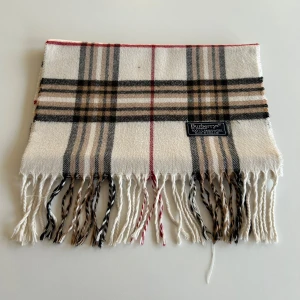 Burberry Scarf - Burberry scarf  One Size Skick: 8/10  Har du frågor? Skicka dm!