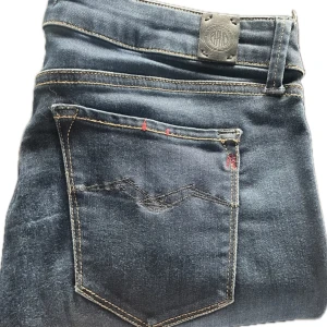 Replay Jeans - Replay Slim jeans i modell Luz | Storlek: W29 L30 | Skick: Mycket bra skick | Skriv vid intresse eller frågor ✍🏻💬