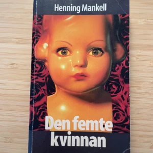 Den femte kvinnan - En spännande kriminalroman om kommissarie Wallander. Perfekt för dig som gillar mysterier och vill ha en bok som är svår att lägga ifrån sig. Sätt tänderna i en svensk deckarklassiker som har sålts i miljoner exemplar och filmatiserats. Tre sidor har blivit böjda men annars i bra skick😊