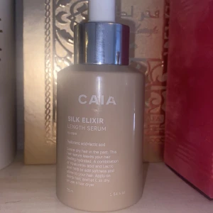 CAIA Silk Elixir Length Serum 75ml - CAIA Silk Elixir Length Serum är ett mjukgörande och återfuktande serum för håret med hyaluronsyra och vegansk mjölksyra. Kommer i en beige flaska med pipett och har en lätt formula som minskar frissighet och ger glans. Perfekt för dig som vill ha mjukt och återfuktat hår. Den har använts ett fåtal gånger men det är fortfarande mycket kvar i den. Nypris 225 men jag säljer den för 100kr❤️