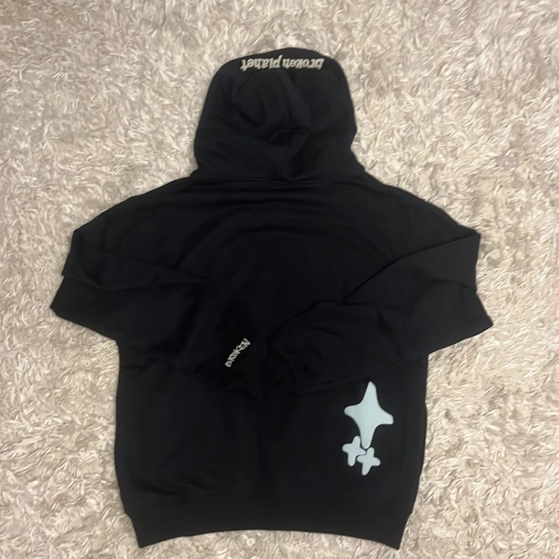 Svart hoodie från Broken Planet med tryck - 93