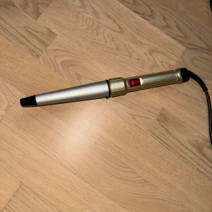 ICA Home JDL-167C Locktång - Locktång från ICA Home, modell JDL-167C. Passar för 100-240V, 48-50W. Enkel av/på-knapp och konformad design för varierande lockar. Fint skick, inga synliga defekter eller slitage. Perfekt för styling hemma.