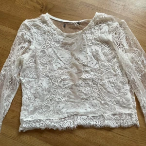 Vit spetstopp  - Fin vit topp i spets. Använd ett fåtal gånger bara, men klippt bort lappen då den syntes igenom🩷 