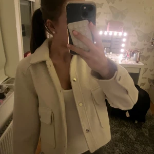 Super snygg jacka - Super snygg höst jacka. Den är knappt andvänd. Kontakta mig för några frågor ni har💕den är från Zara 