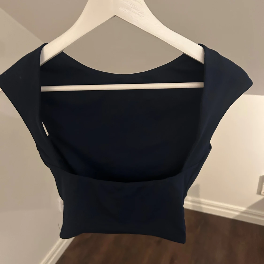 Mörkblå topp med öppen rygg - 1