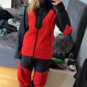 Peak performance skidkläder  - Så snyggt matchande set från peak! OBS: säljer båda för 1000kr, endast byxorna för 500kr och endast jackan för 800kr :) jag är 169cm och bär S i överdel och 38 i underdel i vanliga fall som referens