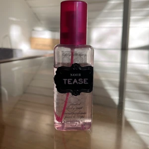 Victoria's Secret Tease Body Mist - Noir Tease Body Mist från Victoria's Secret, 75 ml. Perfekt för dig som vill ha en lätt och fräsch doft att spraya på när som helst. Smidig storlek att ta med i väskan.
