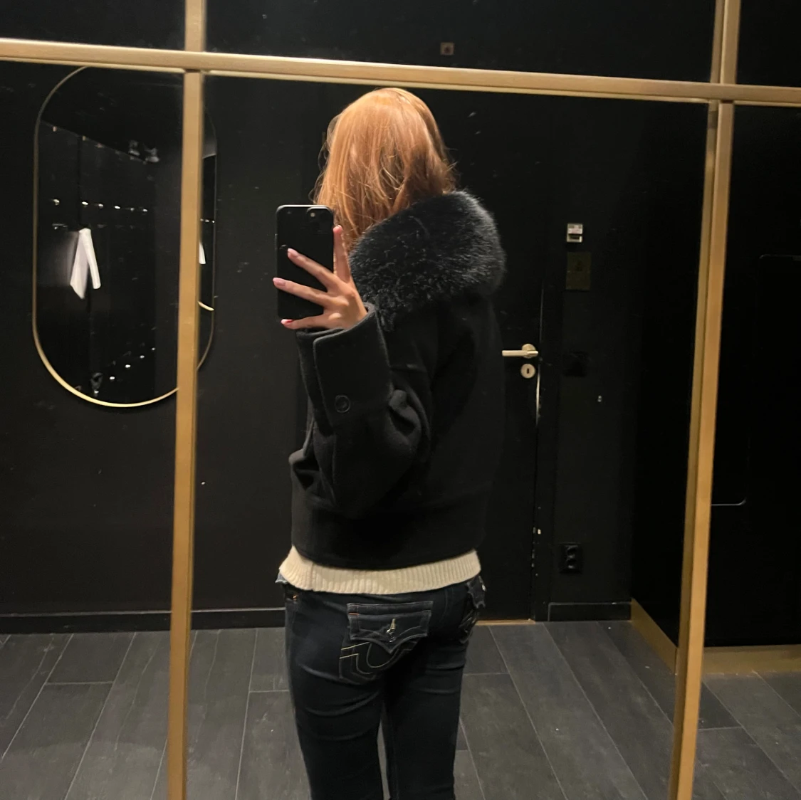 Svart kort jacka med pälsig krage - 1