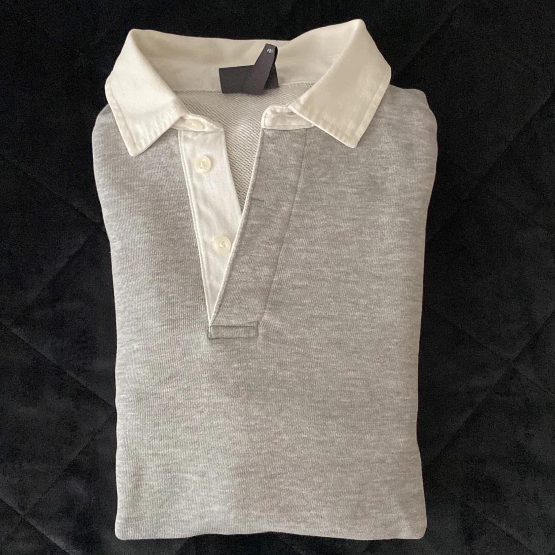 Grå pikétröja från H&M med vit krage