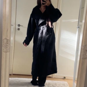 Gina Tricot kappa - Gina Tricots LONG COAT classic coat kappa oanvänd! Personen på bilden är 160cm🦋