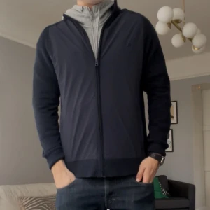 Cardigan | J.Lindeberg  - Jacka/cardigan - Jlindeberg - med märket broderat på bröstet - marinblå - modellerna är 184 och väger 70kg+-, sitter bra på olila kroppstyper med andra ord - Nypris 1799  - jävligt snygg casual eller mer dressed med en skjorta under och halfzip