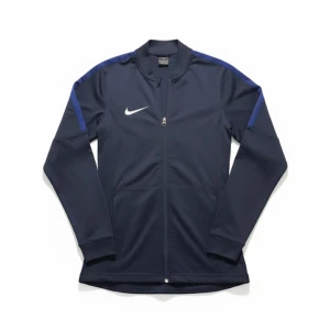 Marinblå zip upp från Nike - Tjena, säljer denna riktigt snygga nike zip upp i modell slim fit i storleken small. Skicket är 8/10 inga defekter men har använt den några månader.     Ifall du har några frågor eller funderingar skriv gärna👍